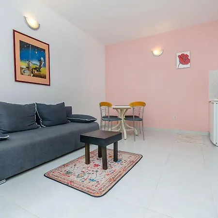 Zdenka Apartment *