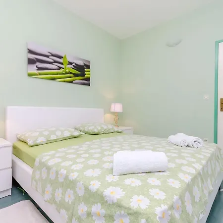 Zdenka Apartment *